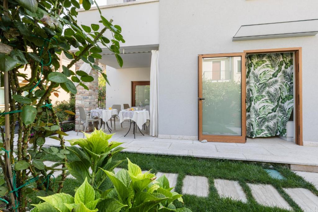 Vonkajšia záhrada v ubytovaní Charming Sirmione