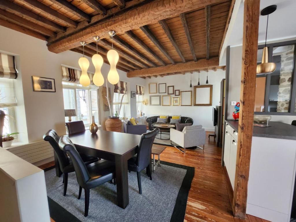 a kitchen and living room with a table and chairs at Gite Boulogne-sur-mer in Boulogne-sur-Mer