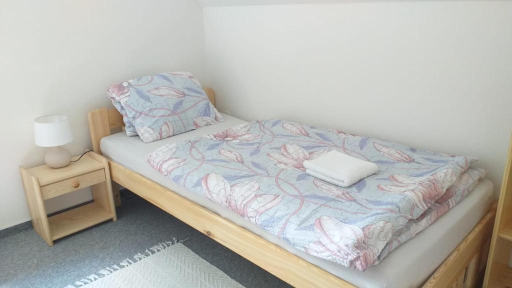 Łóżko lub łóżka w pokoju w obiekcie Apartmány Na sjezdovce