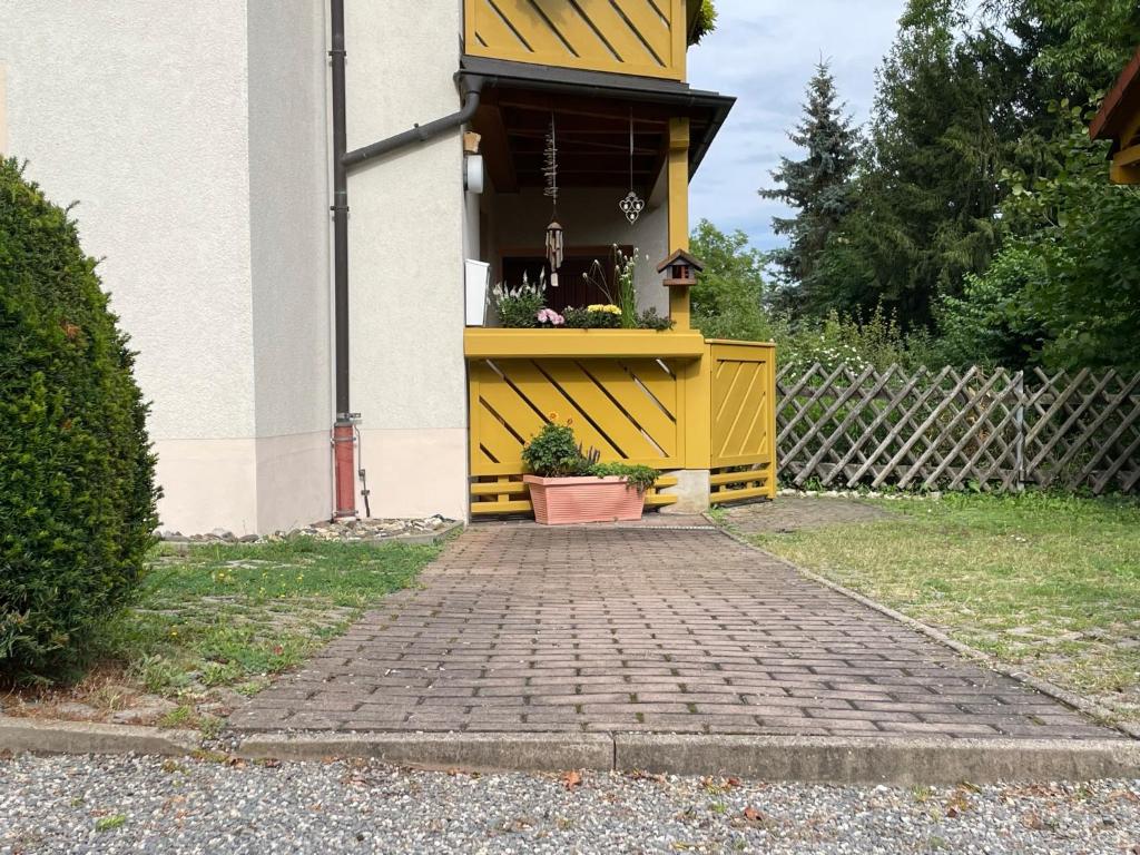 Κήπος έξω από το Ruhige Ferienwohnung Lutherstraße