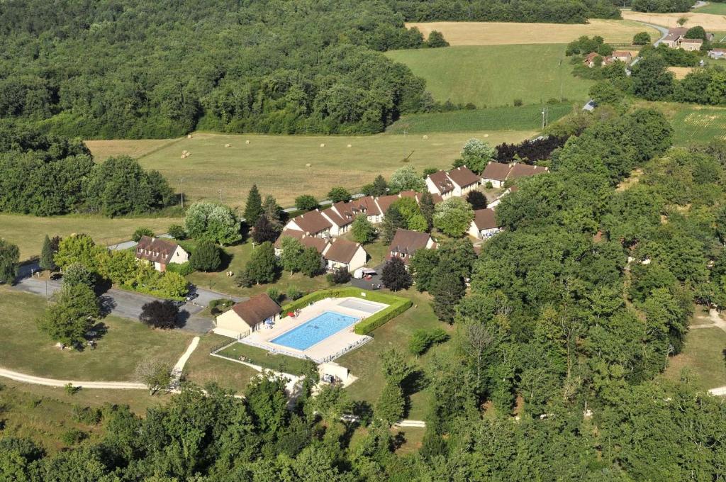 - une vue aérienne sur une maison avec une piscine dans l'établissement VVF Périgord Sorges-en-Périgord, à Sorges