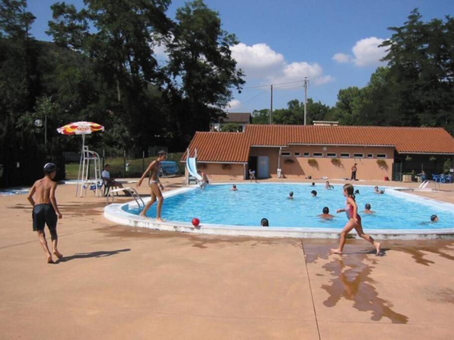 un groupe de personnes jouant dans une piscine dans l'établissement Champeix, maison confort 6 personnes, à Champeix