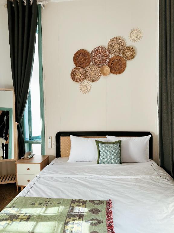 Giường trong phòng chung tại Under the Sun Homestay