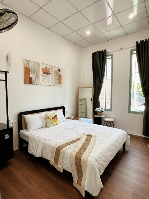 Giường trong phòng chung tại Under the Sun Homestay