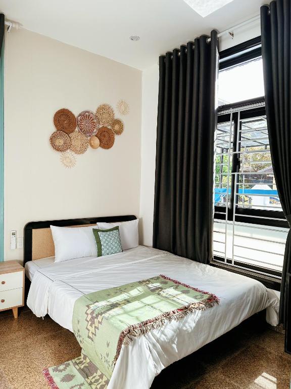 Giường trong phòng chung tại Under the Sun Homestay