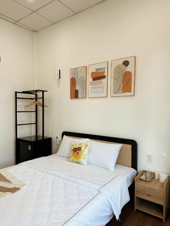 Giường trong phòng chung tại Under the Sun Homestay