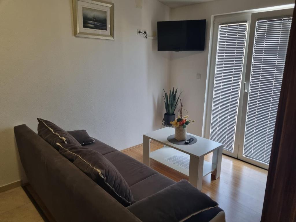 Televízia a/alebo spoločenská miestnosť v ubytovaní Jurić Apartments
