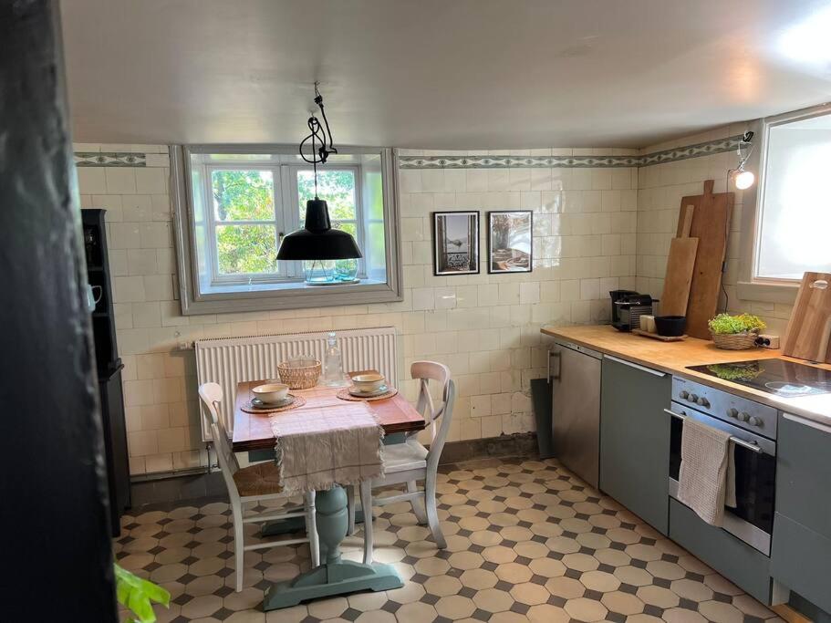 a small kitchen with a table and chairs in it at Historische Wohnung am Jenischpark in Hamburg
