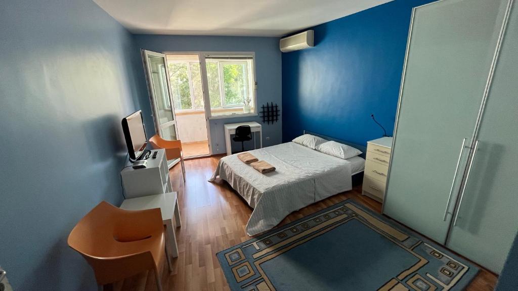 blue room في صوفيا: غرفة نوم بسرير وجدار ازرق