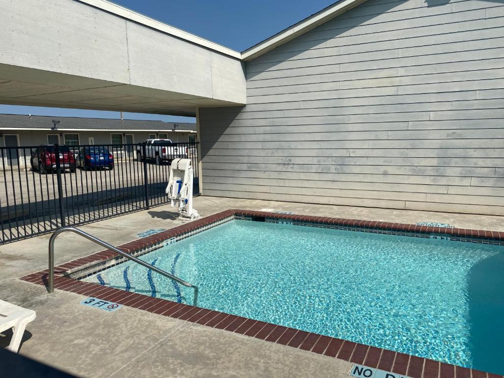 Bazén v ubytování Southern Inns And Suites now offering RV Spaces for rent nebo v jeho okolí