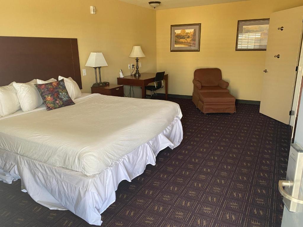 Postel nebo postele na pokoji v ubytování Southern Inns And Suites now offering RV Spaces for rent