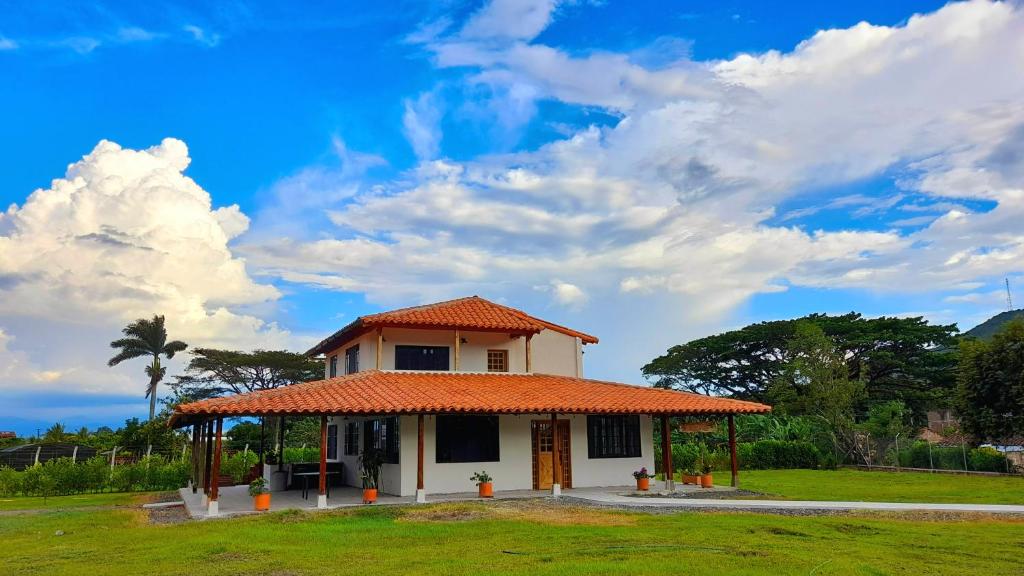 una pequeña casa con techo naranja en un campo en Beautiful Private Villa, Views in Every Direction en Bolívar