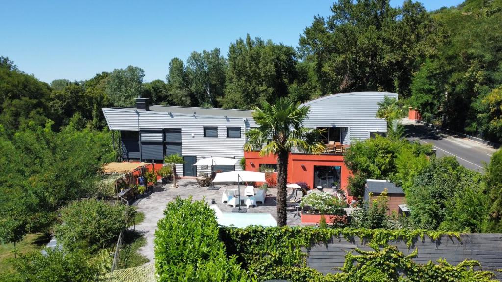 una vista aérea de una casa con piscina en Lbkn, en Toulouse