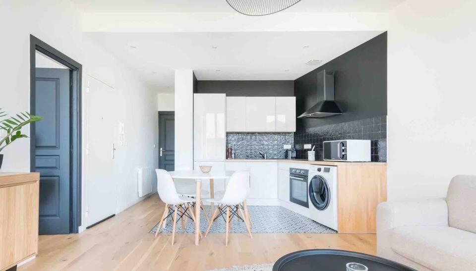 une cuisine et un salon avec une table et des chaises dans l'établissement Appartement neuf • Cosy et Lumineux • 4 personnes, à Marseille