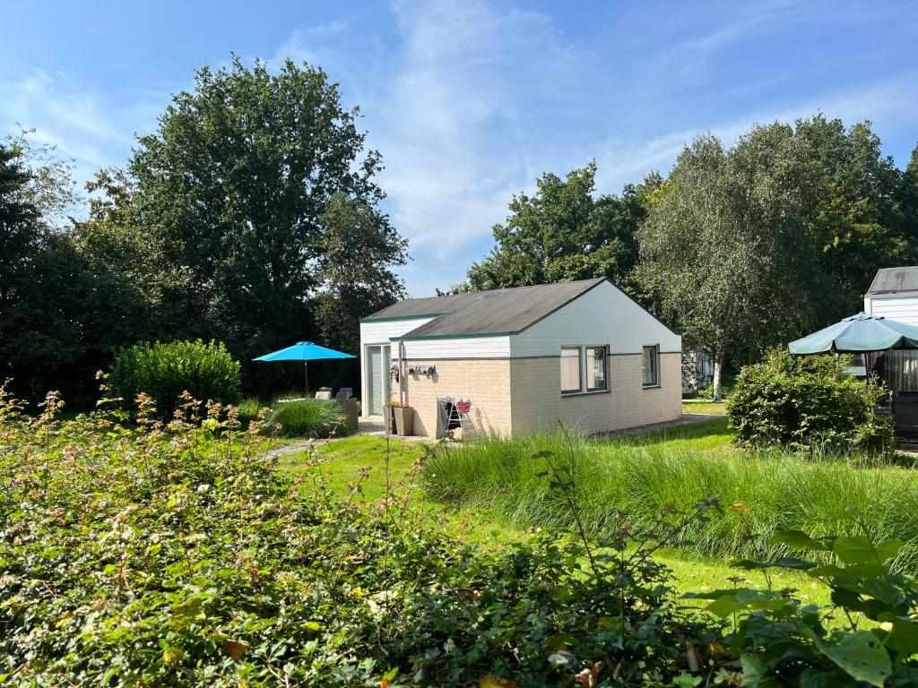 a small house in a yard with a garden at Vakantiehuis Elisa Zuid Limburg in Simpelveld