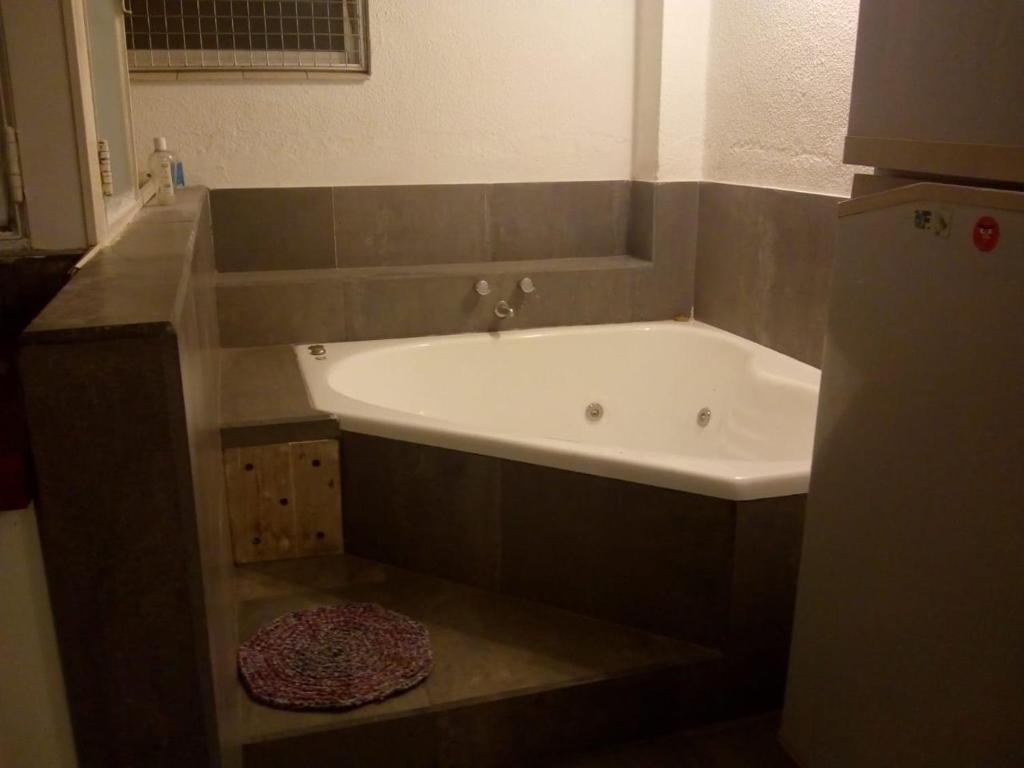 una vasca da bagno con seduta in un bagno con pavimento di Terraza quincho y jacuzzi privados 4 personas a Mar del Plata