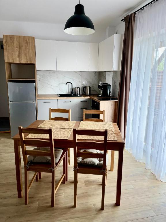 Kuchyňa alebo kuchynka v ubytovaní Apartamenty Lobeliowy Port