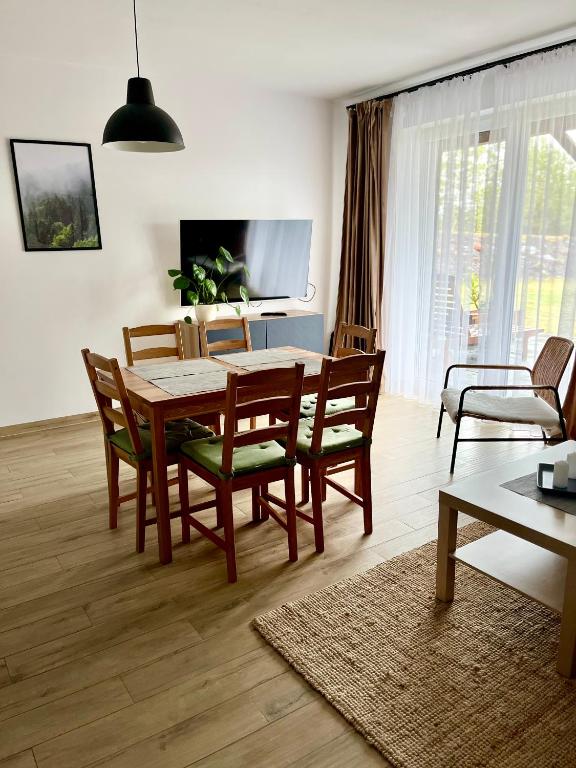 Televízia a/alebo spoločenská miestnosť v ubytovaní Apartamenty Lobeliowy Port