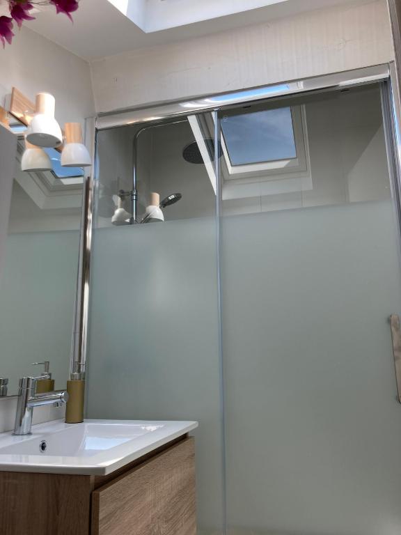La salle de bains est pourvue d&#39;un lavabo et d&#39;un miroir. dans l&#39;établissement Camping Mas Piques, à Bourg-Madame