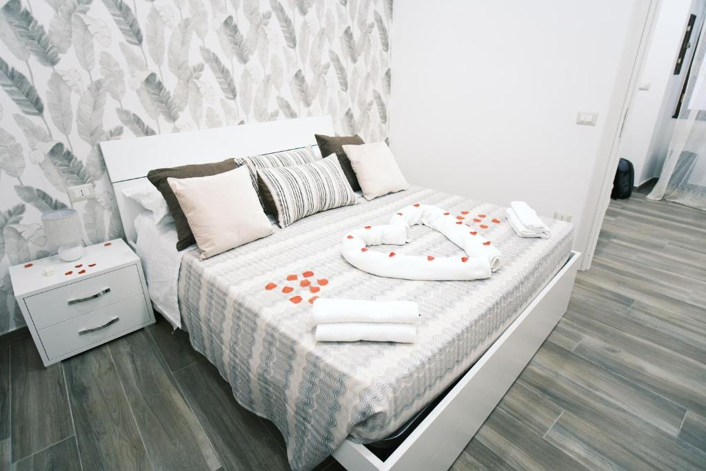 - une petite chambre avec un lit doté d'un couvre-lit blanc dans l'établissement CASA MONTAGNOLA34 Centro Storico, à Naples