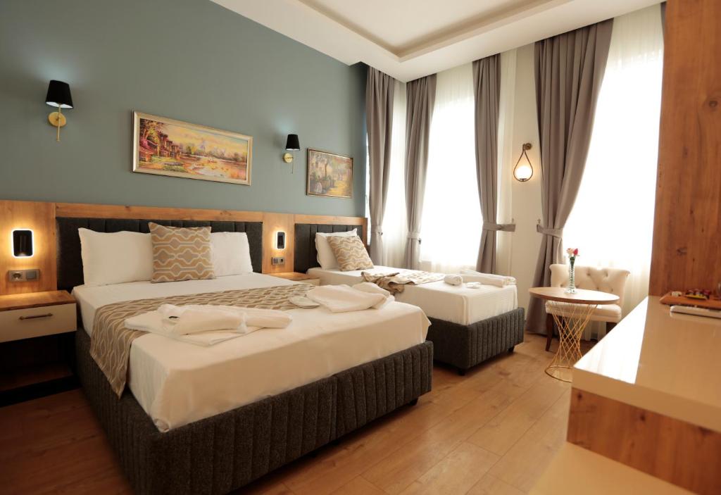 pokój hotelowy z 2 łóżkami i kanapą w obiekcie Newalla Hotel Old City w Stambule