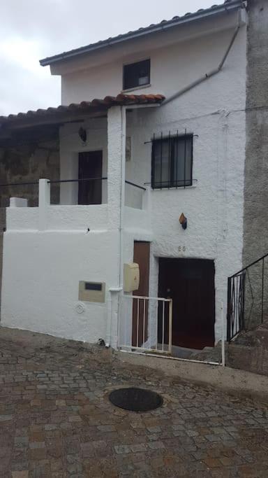 a white house with a gate in front of it at Casa da Catraia - Remodelação recente nos quartos in Póvoa de Midões