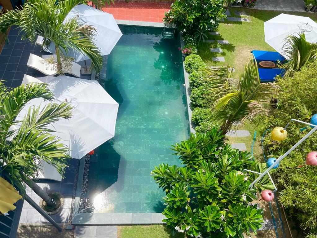 an overhead view of a swimming pool with umbrellas at Ngoc An Bang Villa in An Bang