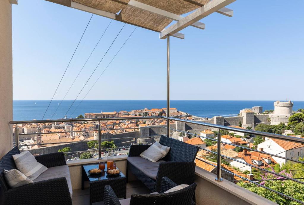 Un balcón con sillas y vistas al océano. en Gjenero en Dubrovnik