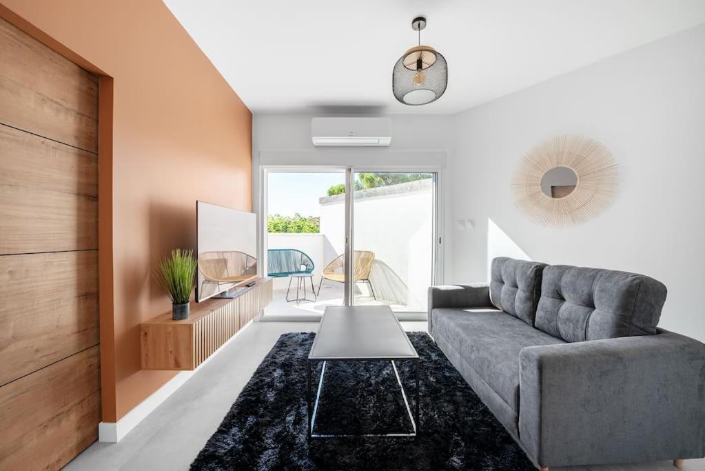 un salon avec un canapé et une table dans l'établissement Bel appartement en centre ville, à Albi