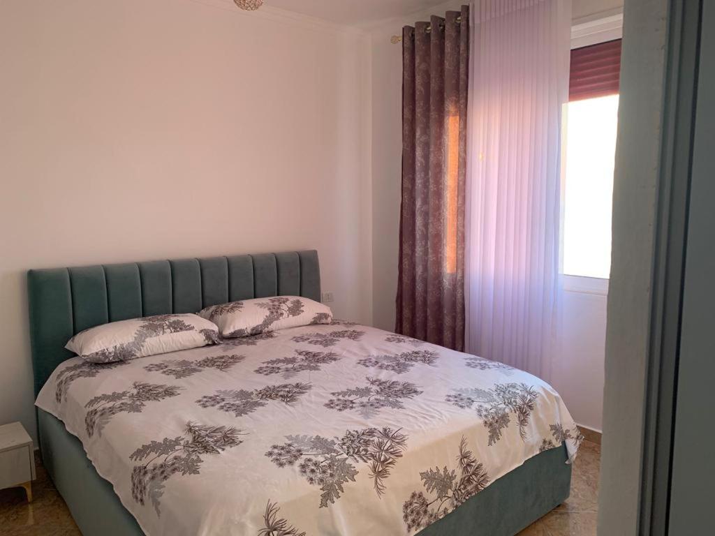 Beachfront Apartment with Sea View at Kamelia Building - Imazhi 8