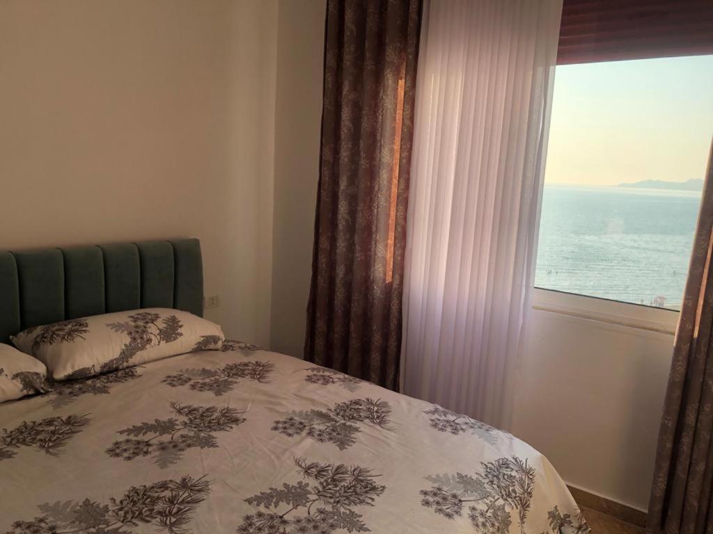 Beachfront Apartment with Sea View at Kamelia Building - Imazhi 2