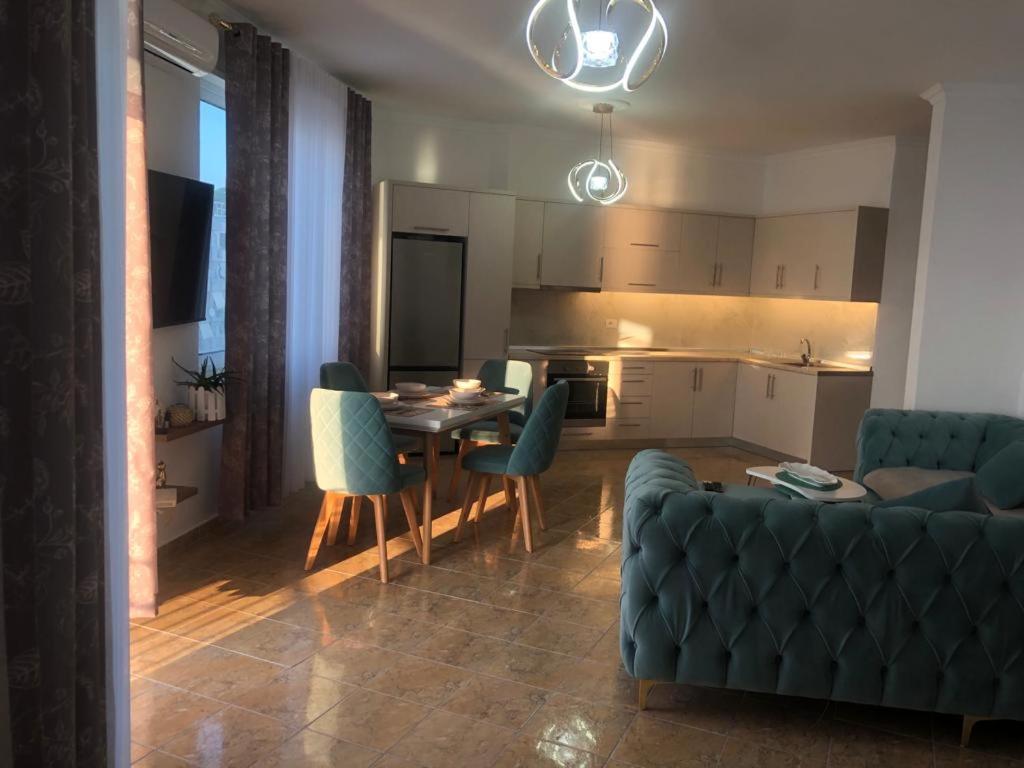 Beachfront Apartment with Sea View at Kamelia Building - Imazhi 5