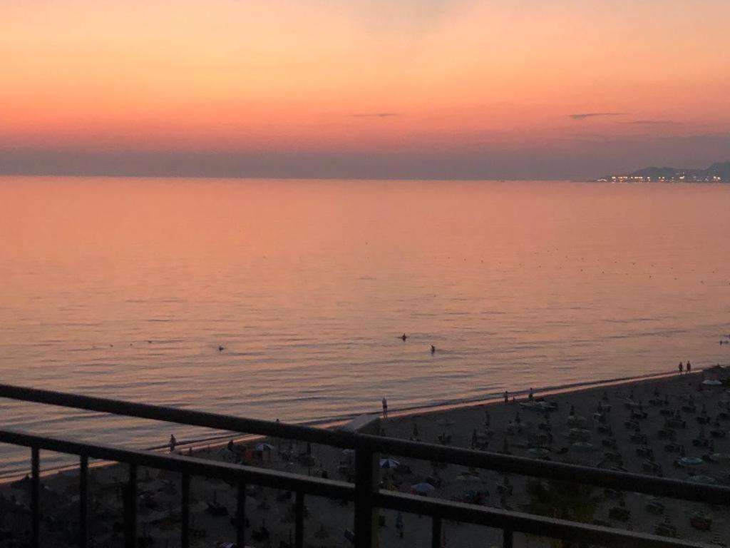 Beachfront Apartment with Sea View at Kamelia Building - Imazhi 9