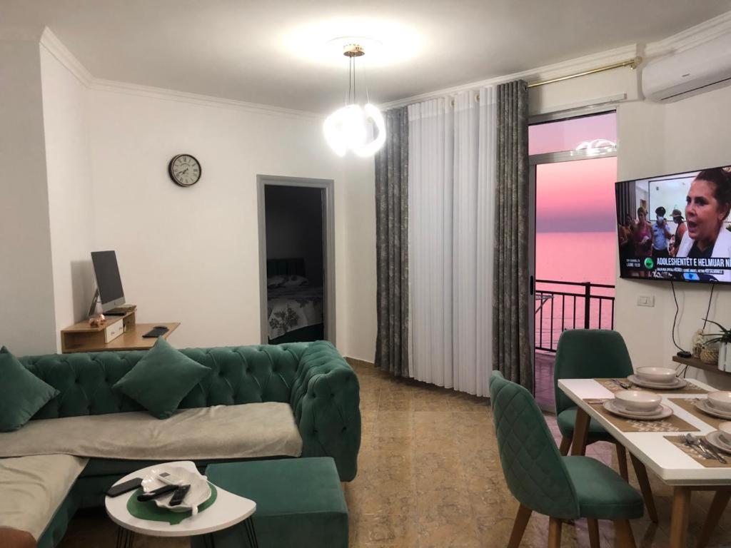 Beachfront Apartment with Sea View at Kamelia Building - Imazhi 6