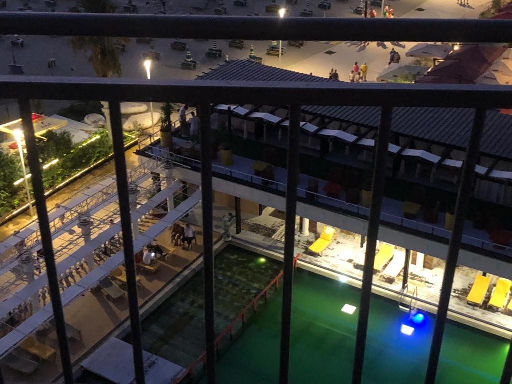 Beachfront Apartment with Sea View at Kamelia Building - Imazhi 4