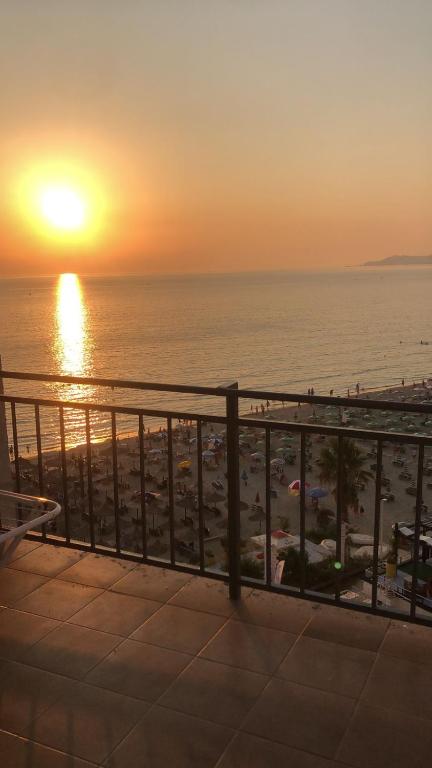 Beachfront Apartment with Sea View at Kamelia Building - Imazhi 7