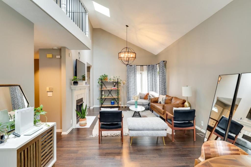 Khu vực ghế ngồi tại Charming Omaha Vacation Rental 1 Mi to Downtown!