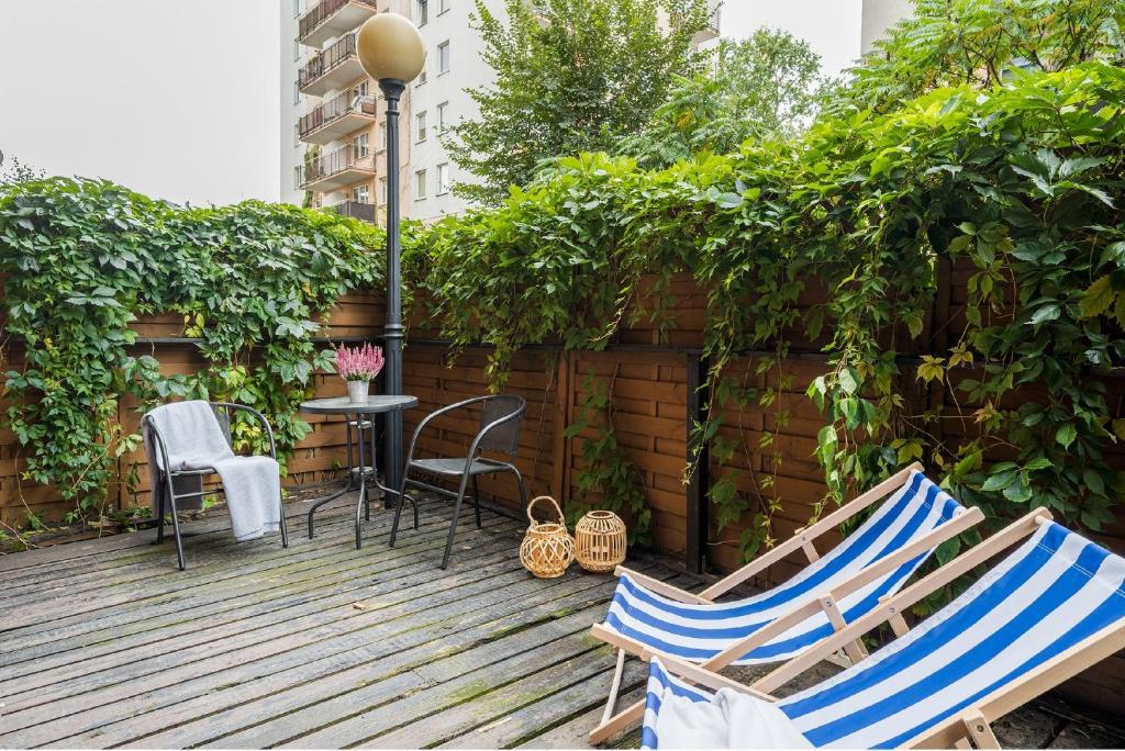 Vonkajšia záhrada v ubytovaní Pasłęcka Apartments - Workspace - by Rentujemy