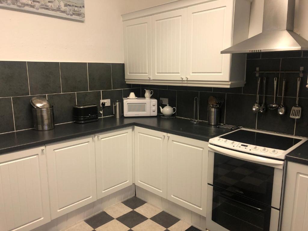 Kuchyň nebo kuchyňský kout v ubytování Captivating 2-Bed Apartment in Isle of Bute