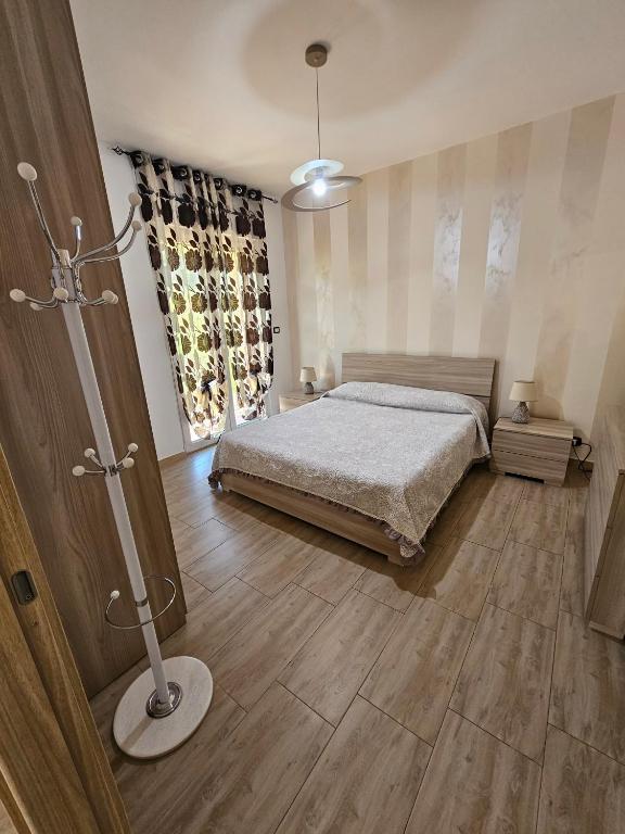 Łóżko lub łóżka w pokoju w obiekcie Villa Center appartamenti nel verde in città