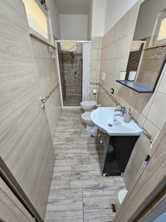 łazienka z 2 toaletami i umywalką w obiekcie Villa Center appartamenti nel verde in città w mieście Campobasso