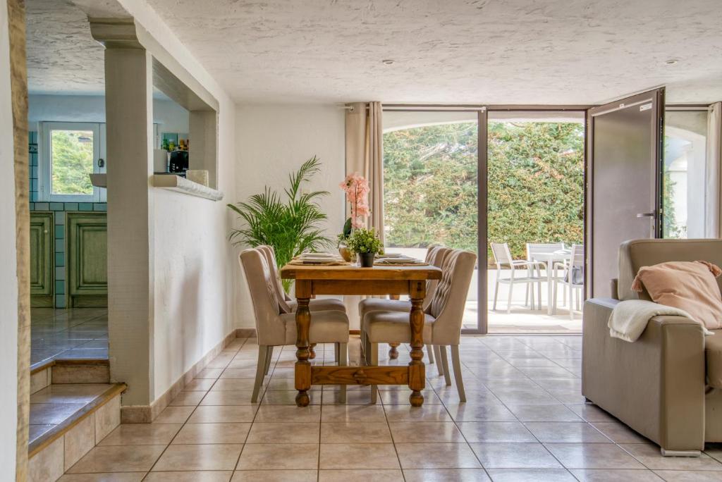 a kitchen and dining room with a table and chairs at CHARMANT 2 PIECES DANS VILLA INDIVIDUELLE TERRASSES JARDIN in Carros