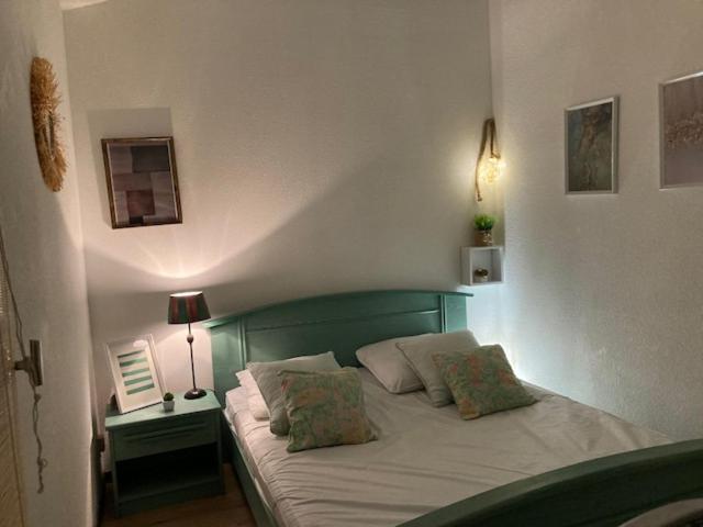 - une chambre avec un lit vert et 2 oreillers dans l'établissement Vue imprenable sur mer, à Saint Pierre La Mer