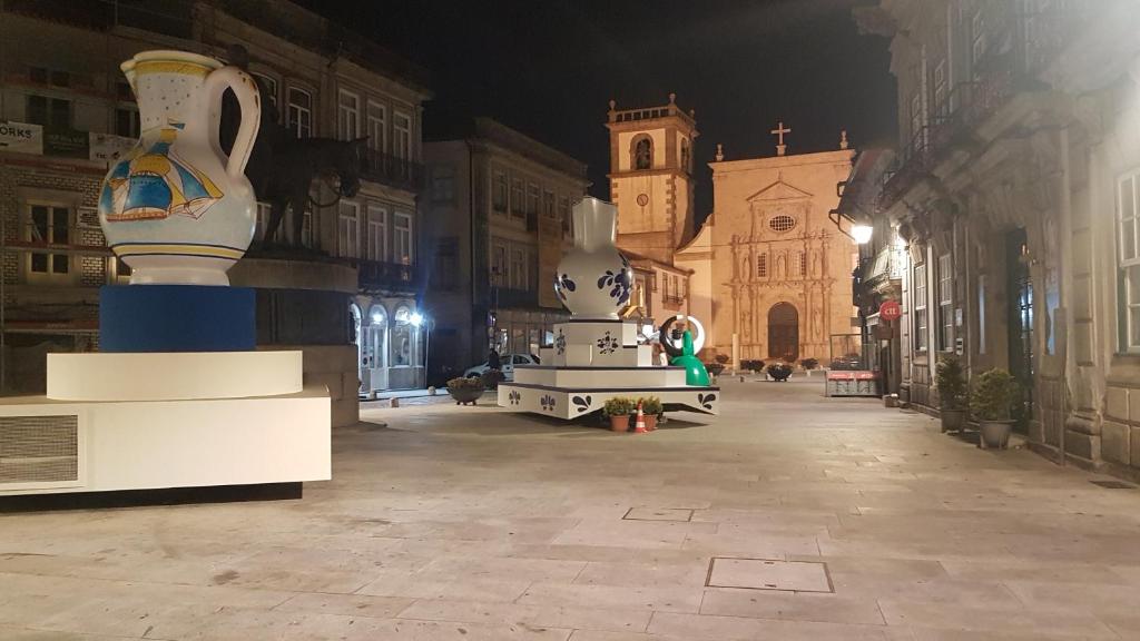 a city street at night with a building with a cathedral at Apartamentos Valdemar in Viana do Castelo