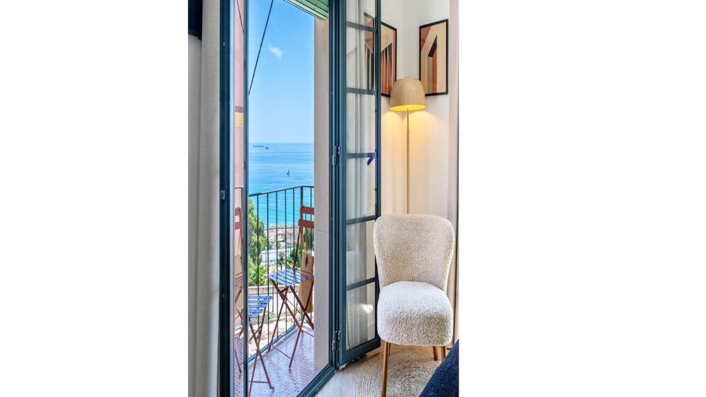 een stoel op een balkon met uitzicht op de oceaan bij Casa Pretori in Tarragona