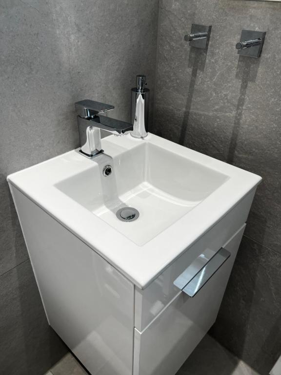 baño con lavabo blanco en una habitación en Kurstadtapartment Baden-Baden, en Baden-Baden