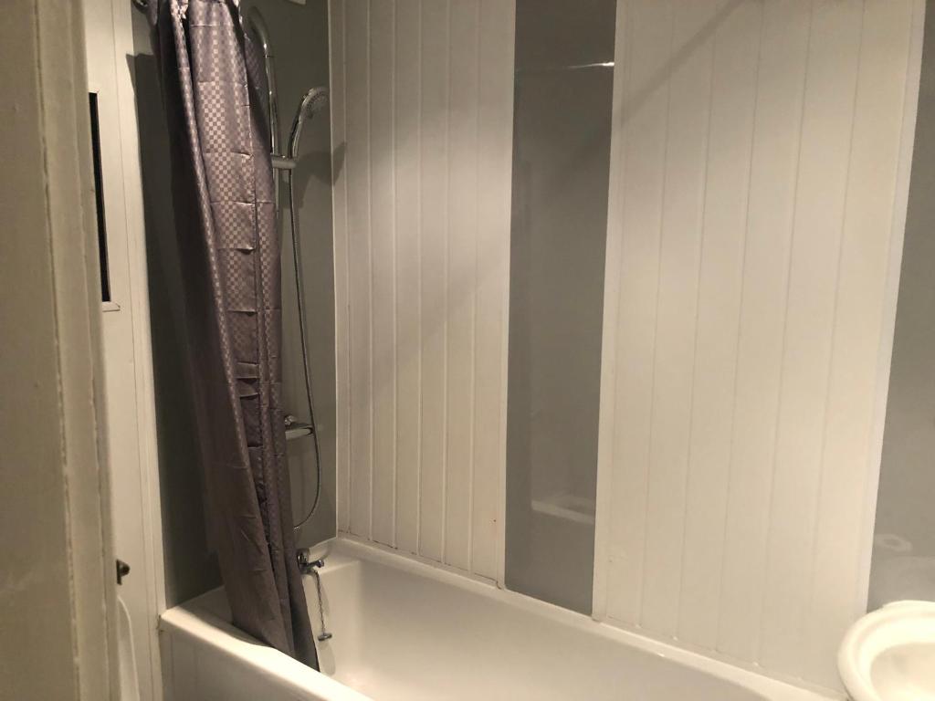 Koupelna v ubytování Captivating 2-Bed Apartment in Isle of Bute