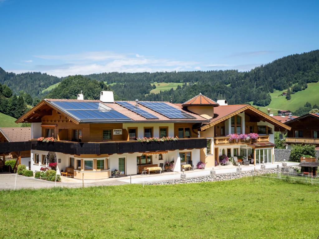 ein Haus mit Sonnenkollektoren auf dem Dach in der Unterkunft Haus Daniela in Wildschönau