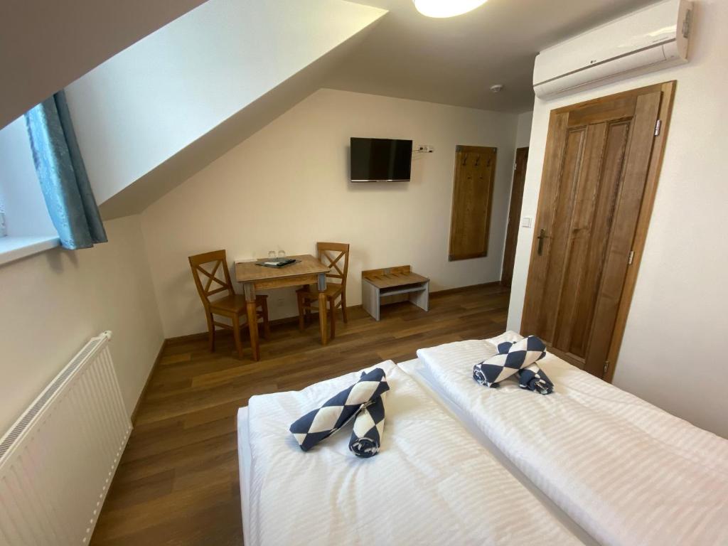 Postel nebo postele na pokoji v ubytování Resort Rybníček