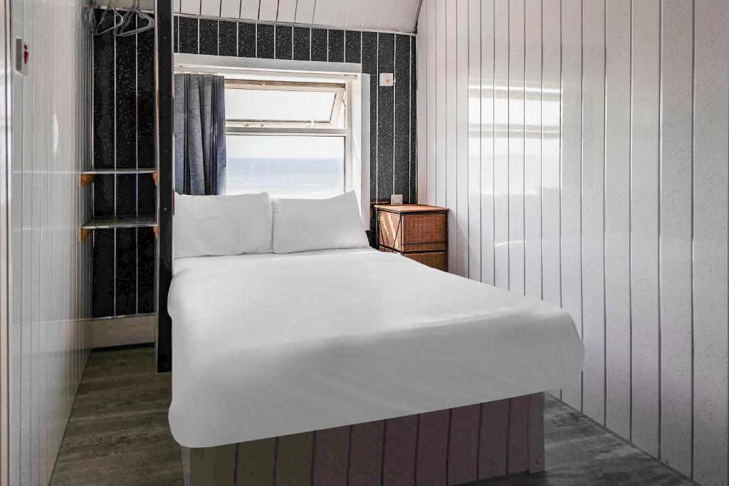 ブラックプールにあるOYO Harlands Hotelの窓付きの客室の白いベッド1台